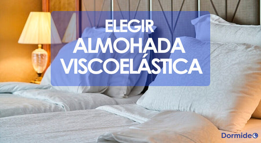 almohada viscoelástica en una cama