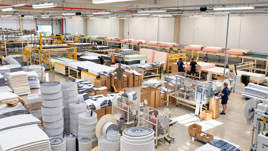 Fabrica sus propios colchones y elimina a los intermediarios: así consigue precios hasta un 60% inferiores a los de las grandes marcas del descanso